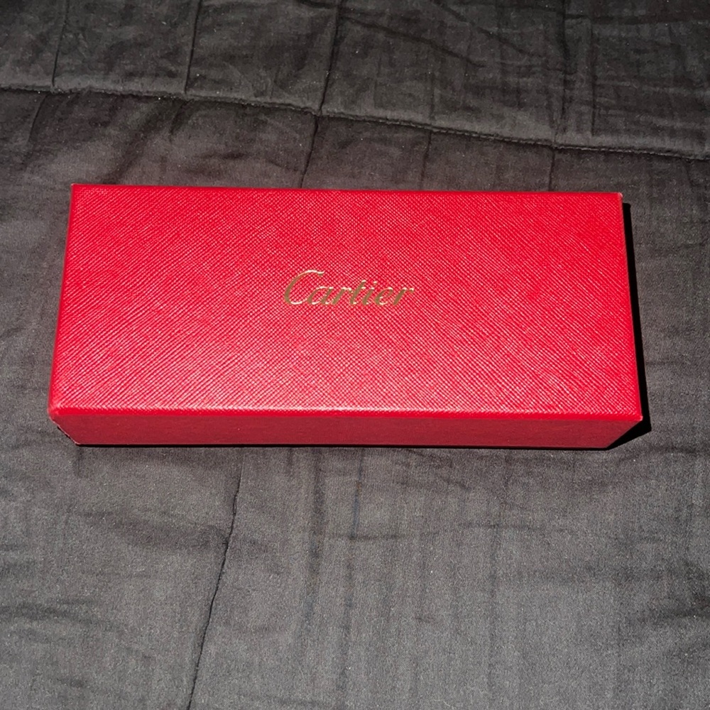 I’m selling sun Glasse CATIER is unisex they are new never used